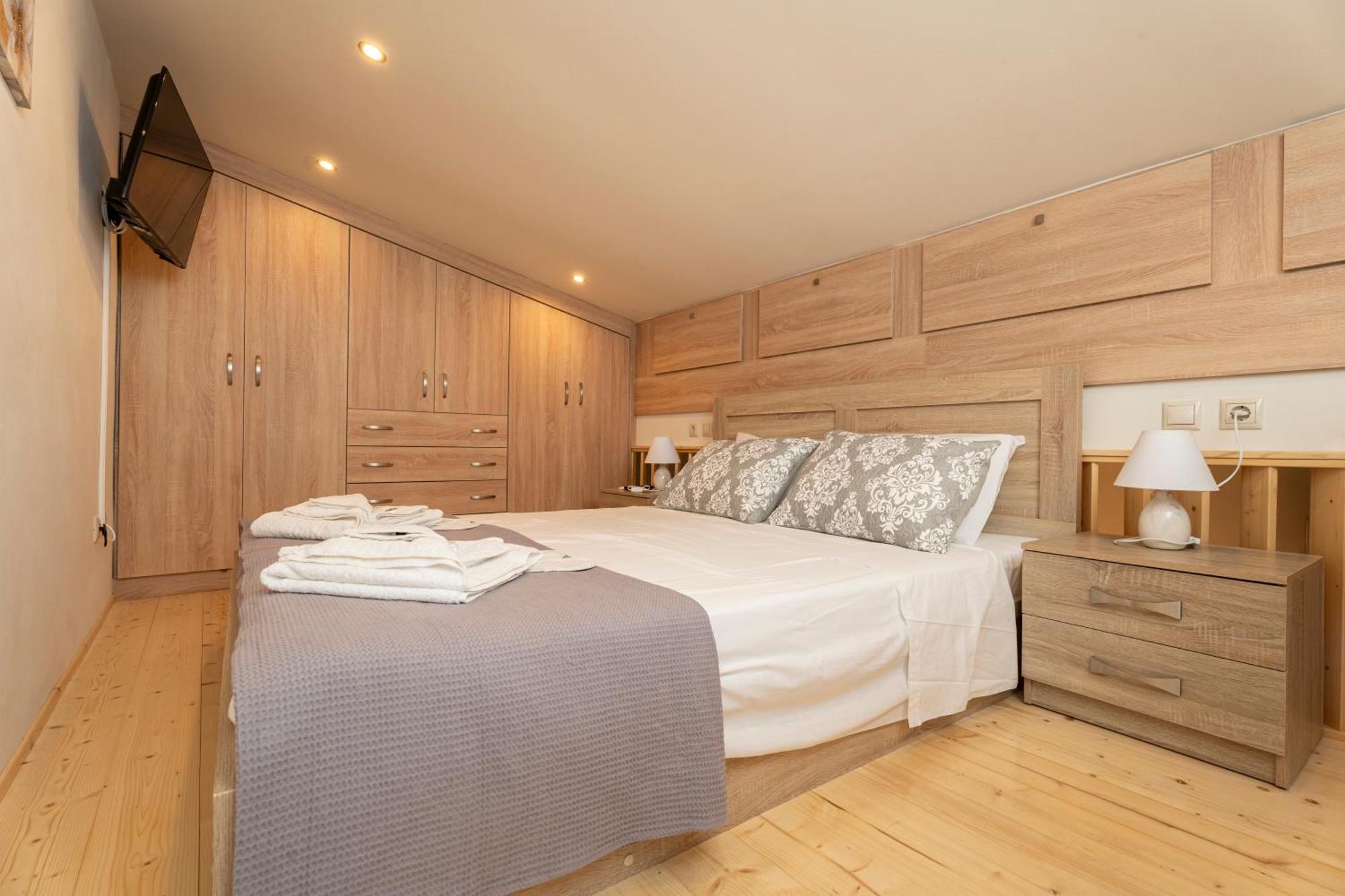 Platanos House Holiday home *